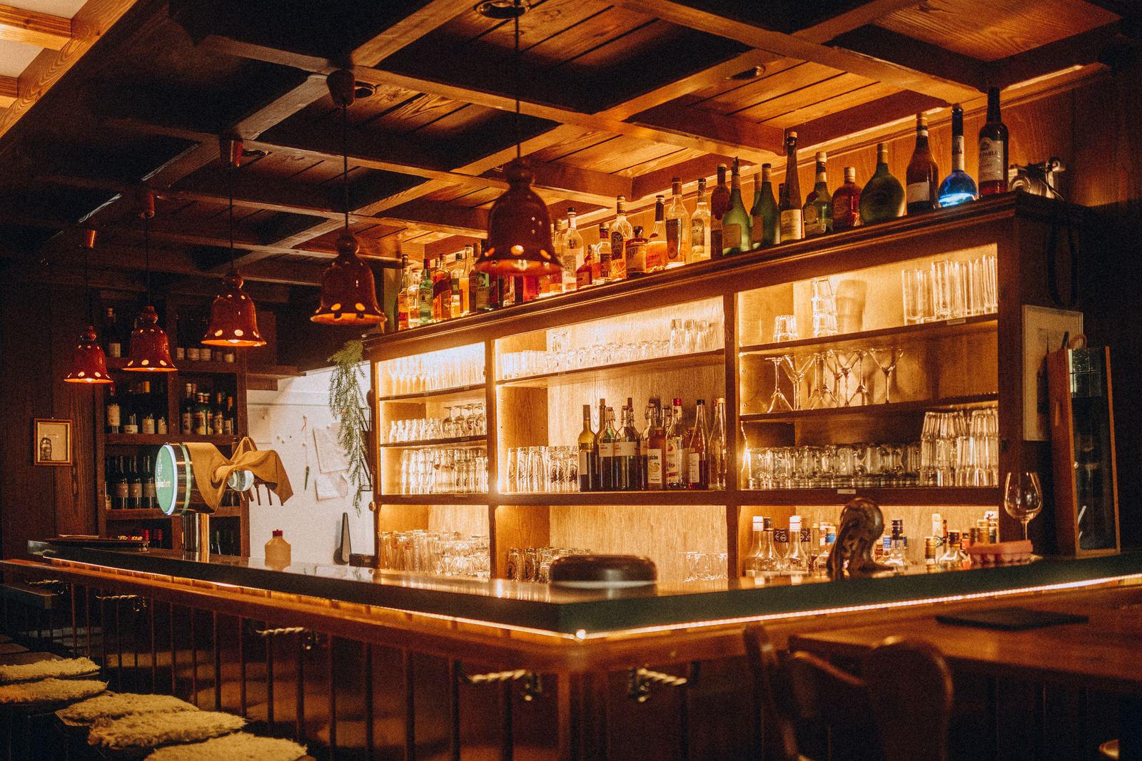 Beleuchtete Bar in der Bierstube