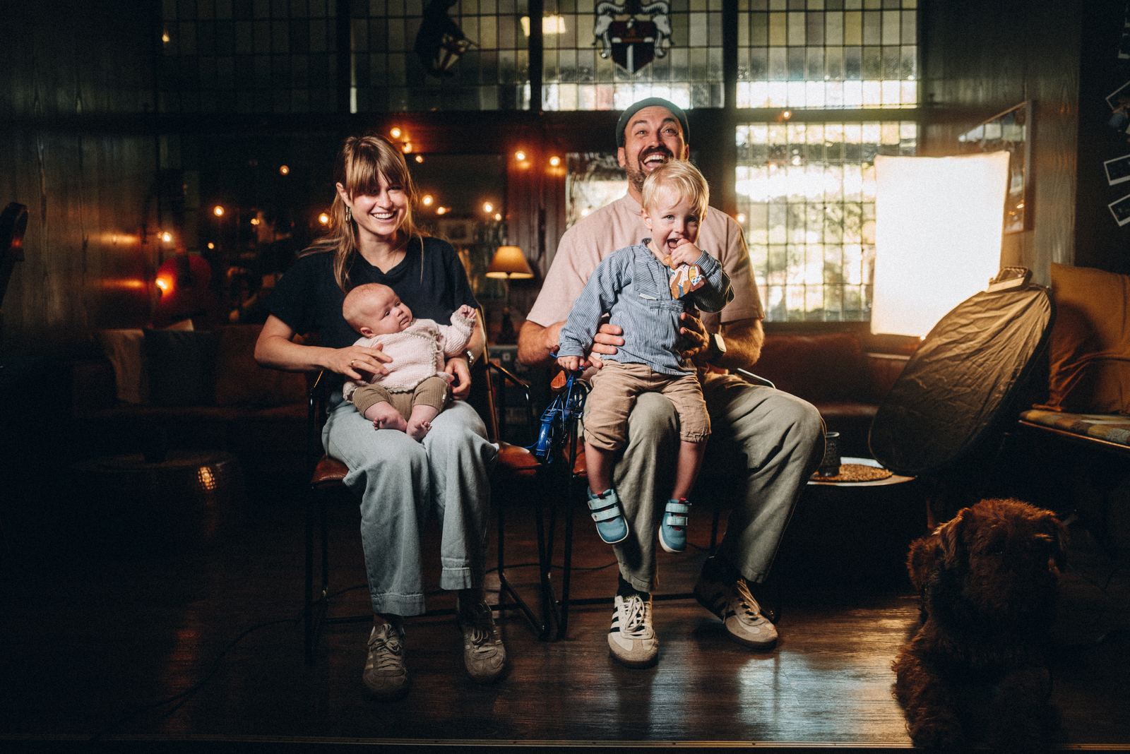 Familie Kölsch mit Kindern und Hund in der Bierstube