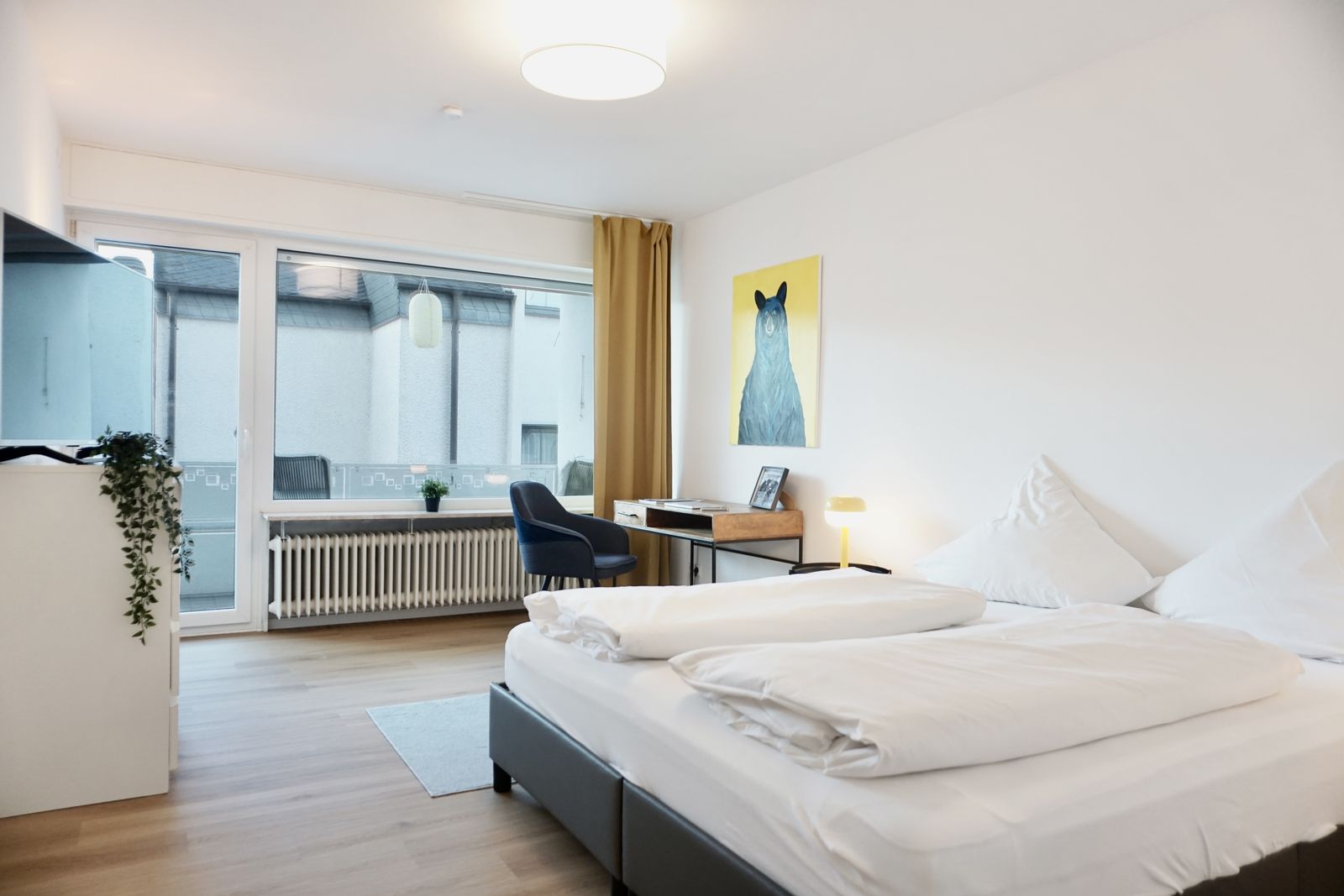 Schlafzimmer mit Doppelbett der Ferienwohnung Braunbär