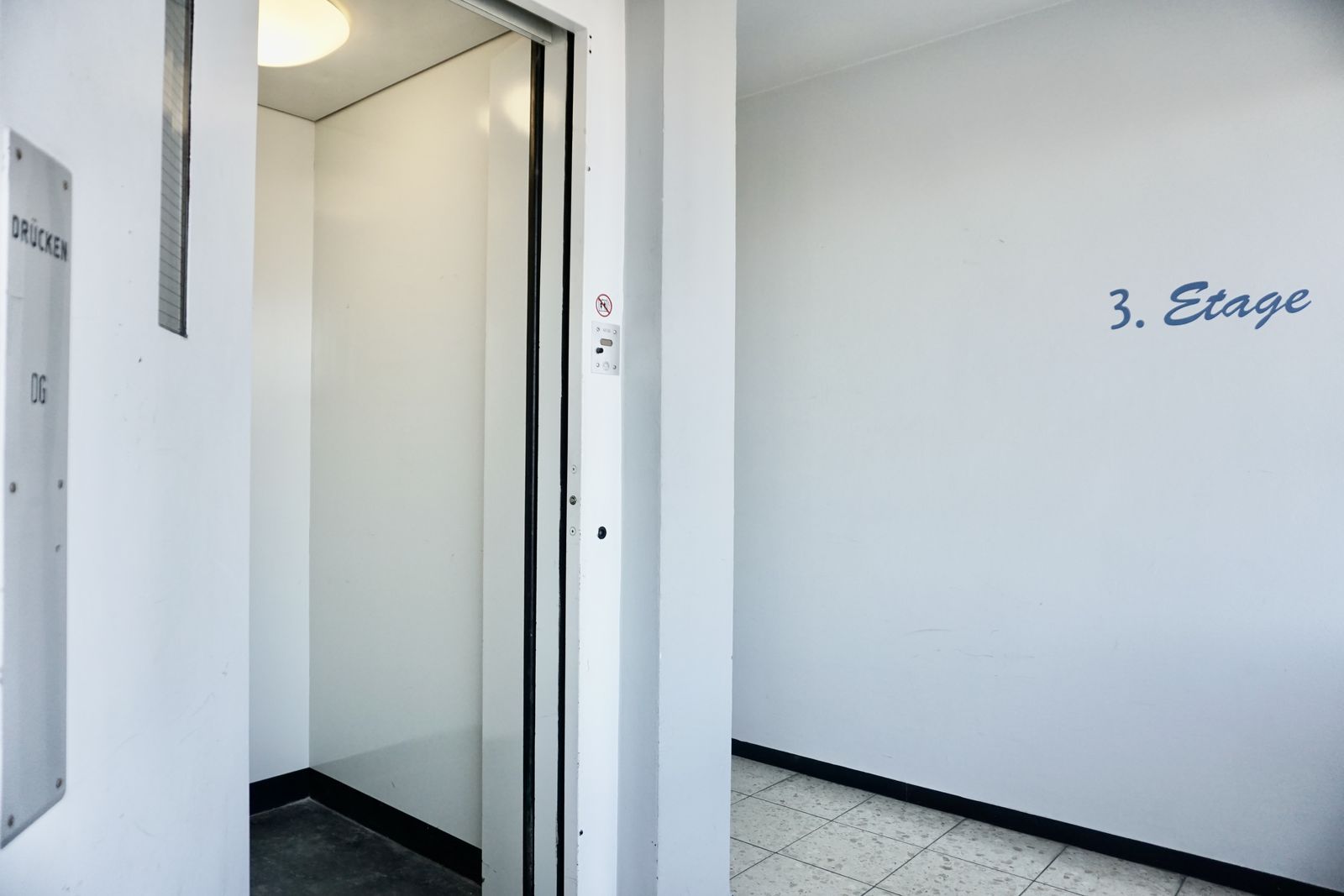 Aufzug im Treppenhaus, Hinweis 3. Etage