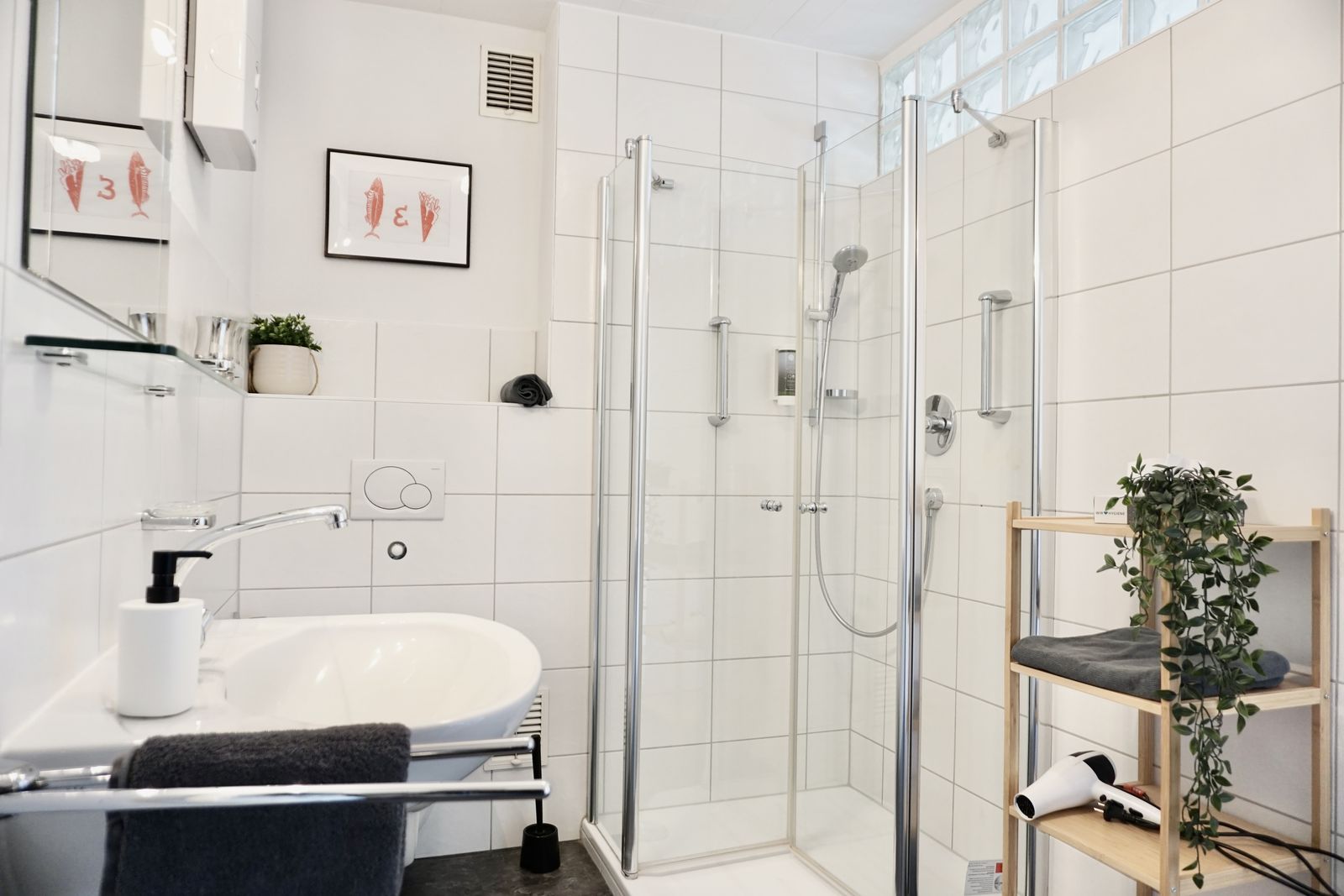 Helles Bad mit Dusche, Waschbecken und Föhn
