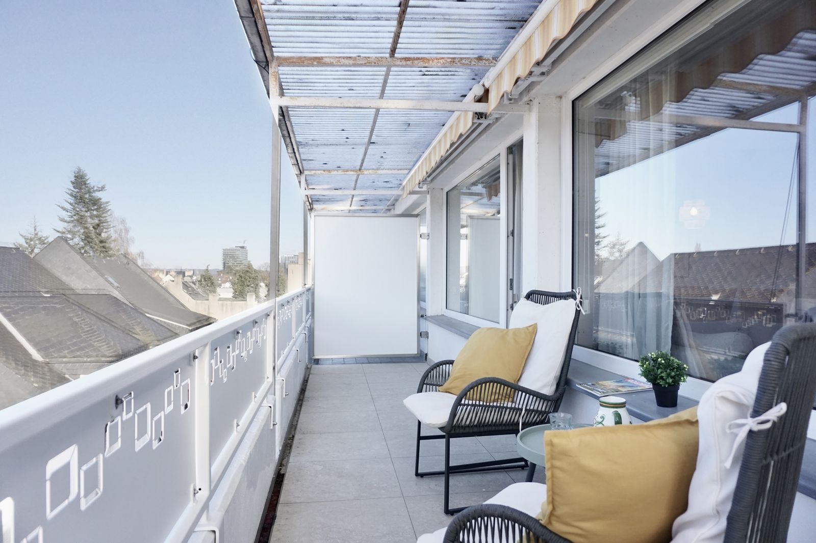 Langer Balkon mit Sitzplatz
