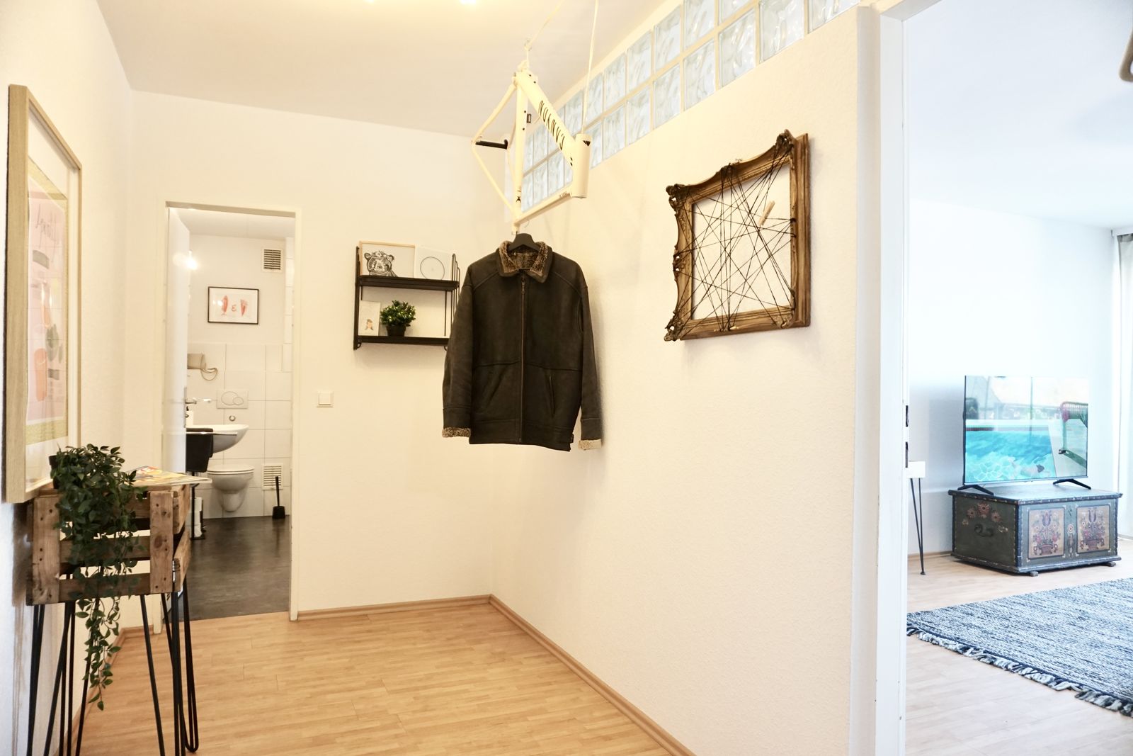 Flur mit Garderobe und Blick ins Bad