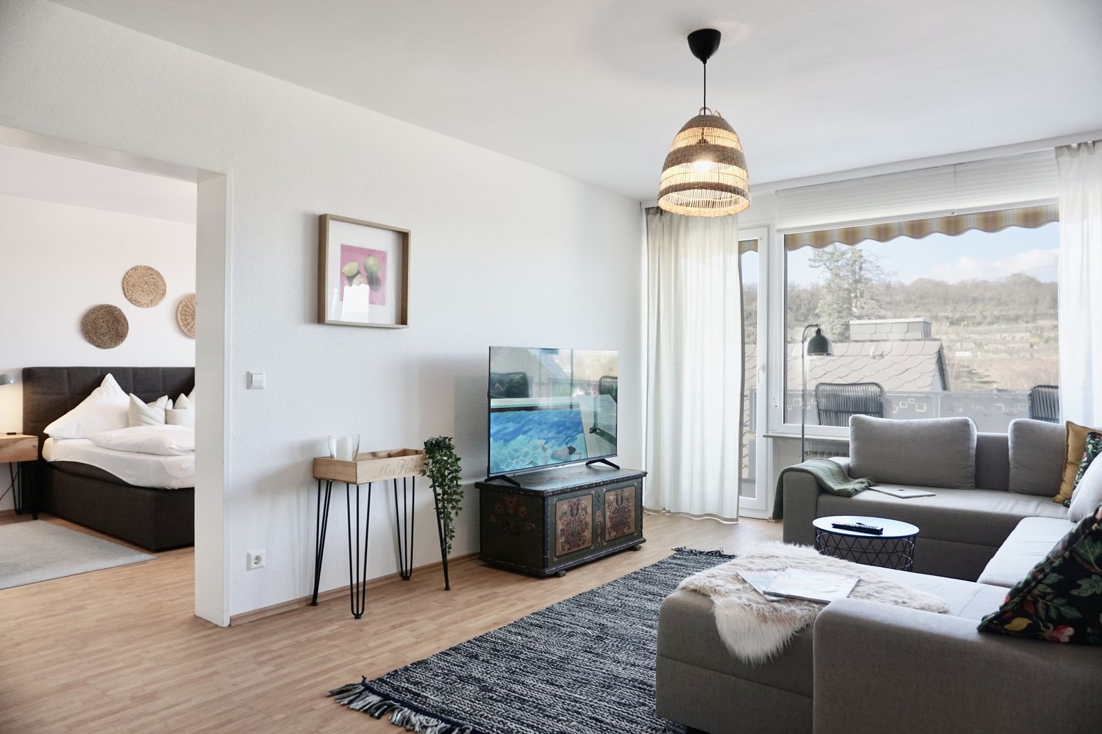Blick vom Wohnzimmer ins Schlafzimmer