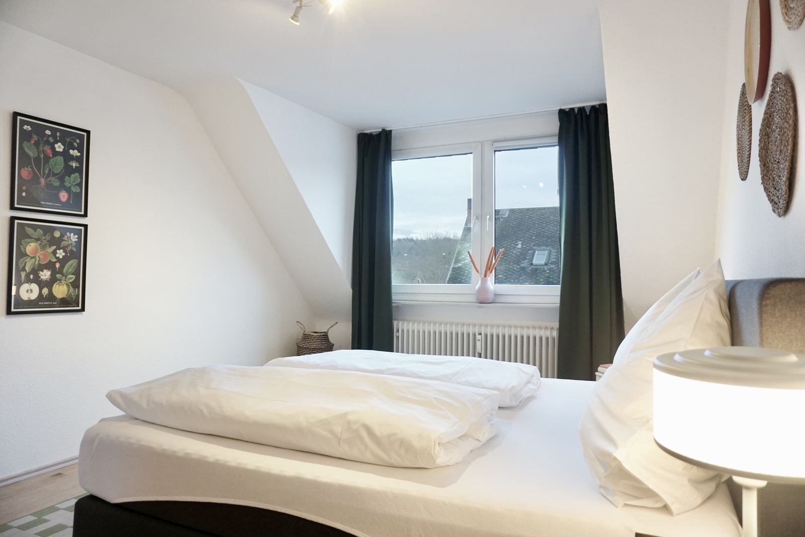 Schlafzimmer mit Doppelbett der Ferienwohnung Kragenbär
