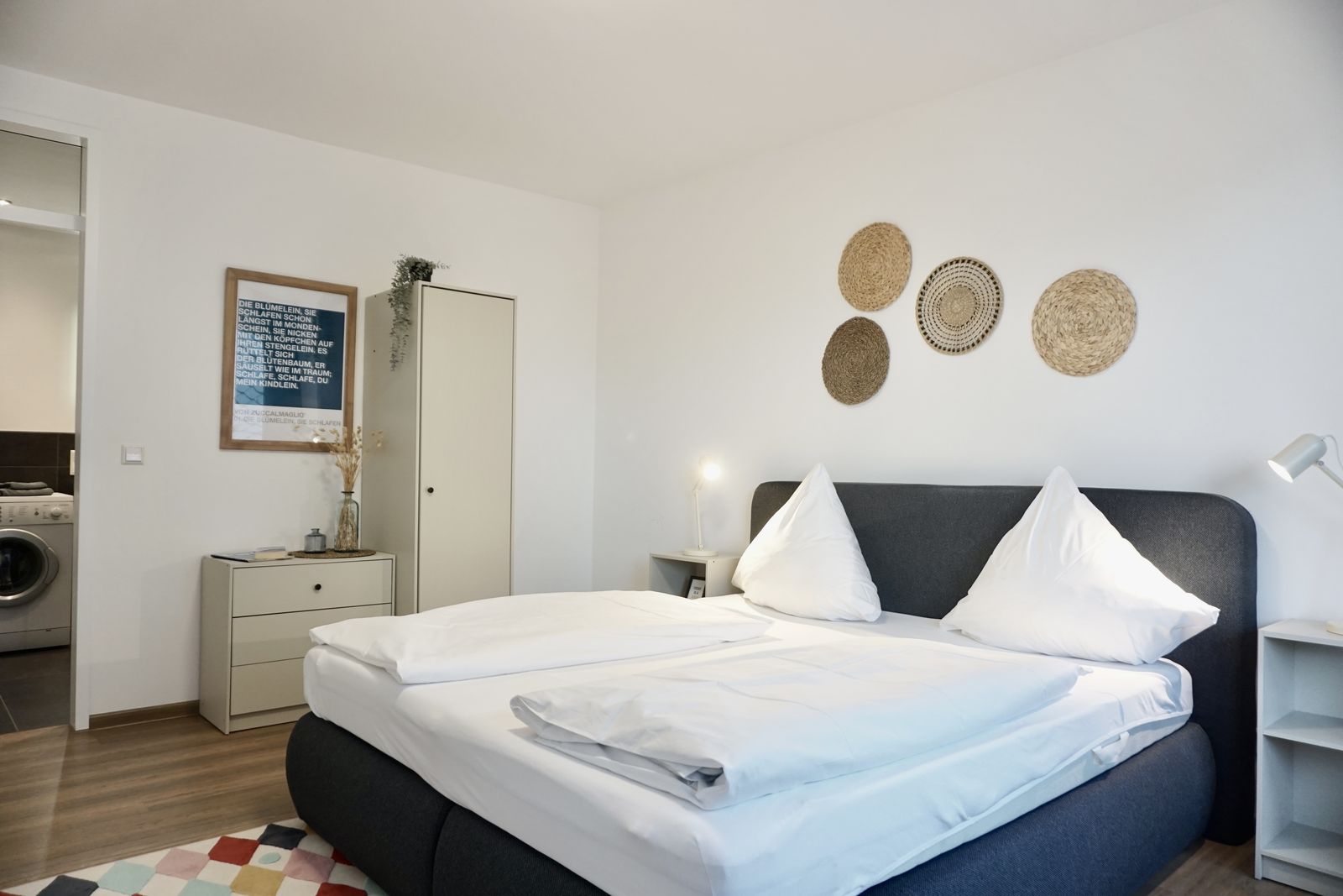 Schlafzimmer mit Doppelbett der Ferienwohnung Schwarzbär