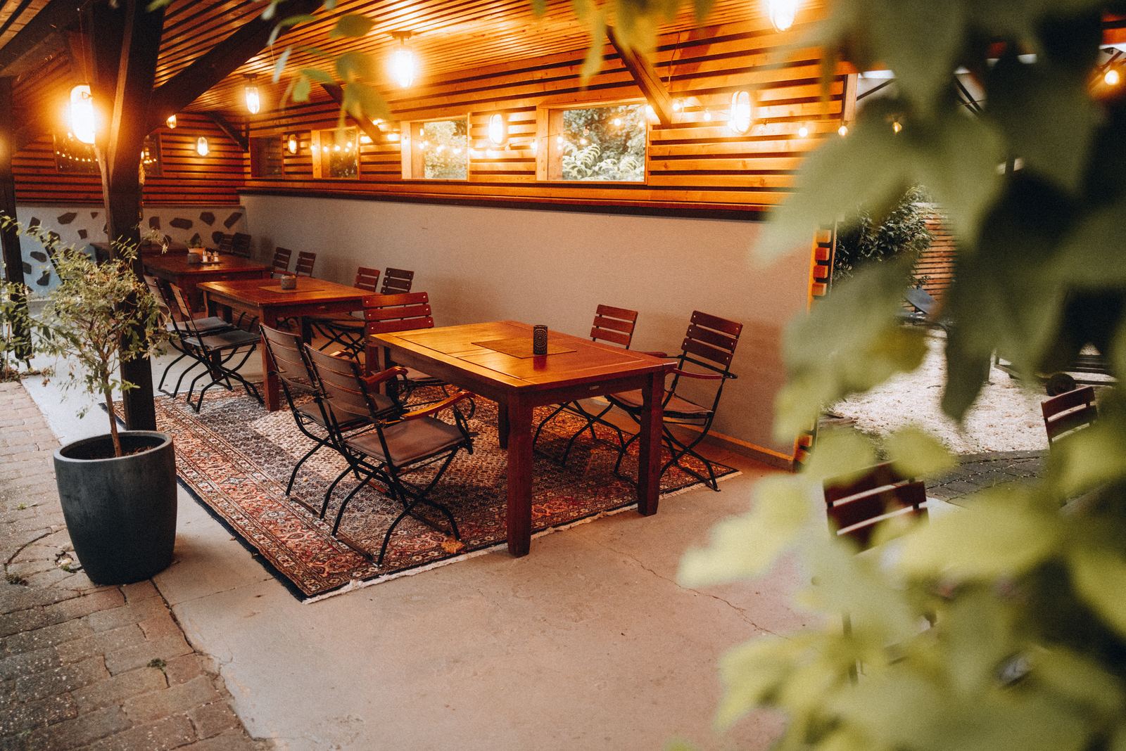 Überdachte Laube im Biergarten mit Lichterketten