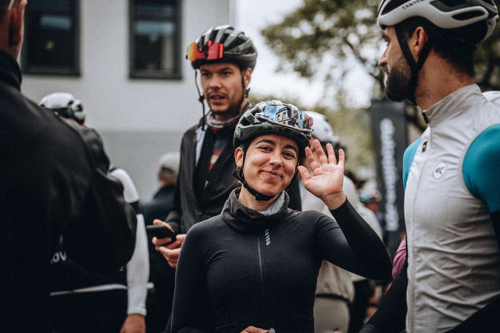 Lachende Radfahrerin beim Season Opening