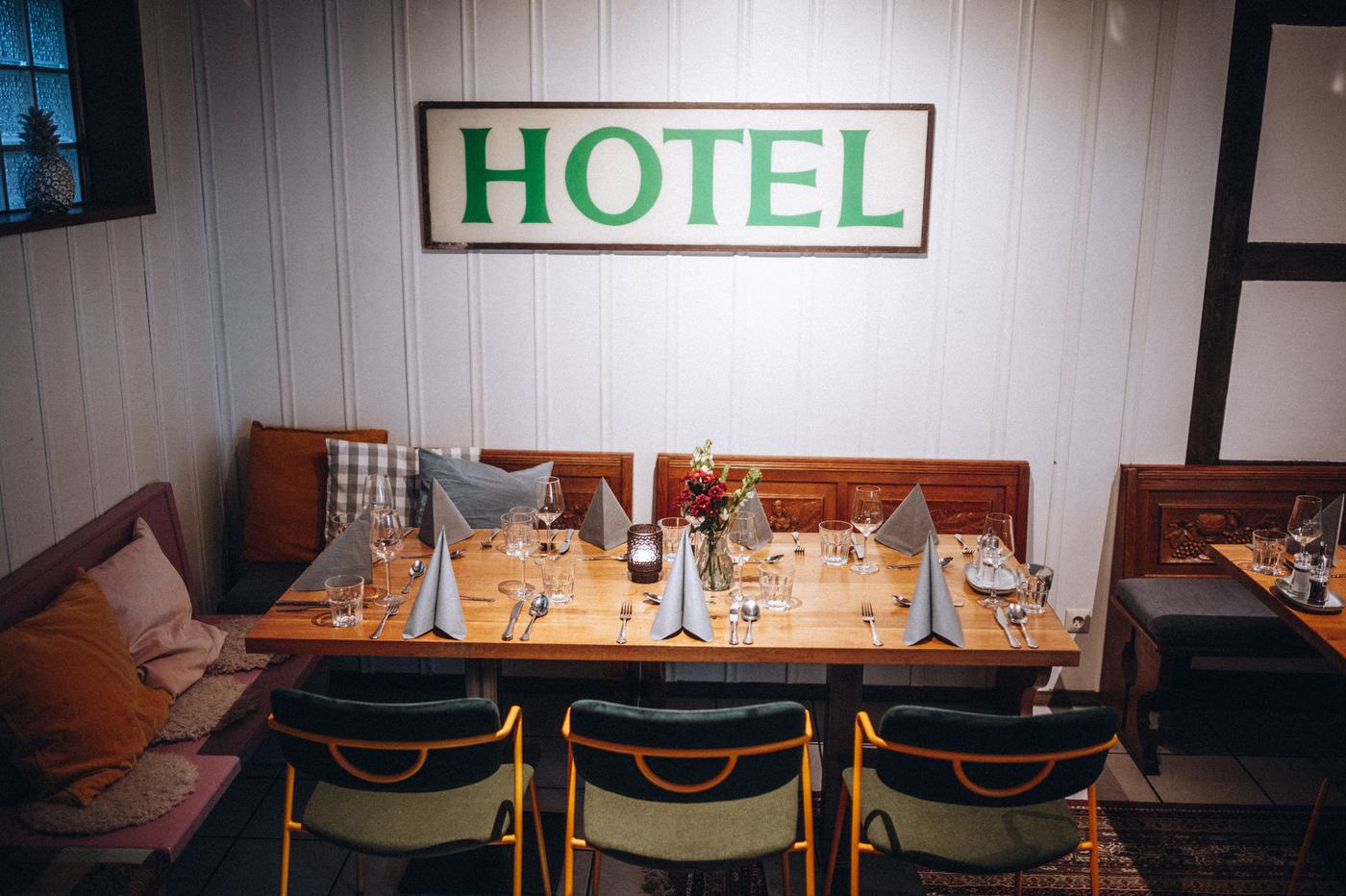 Fachwerkraum mit langer Tafel