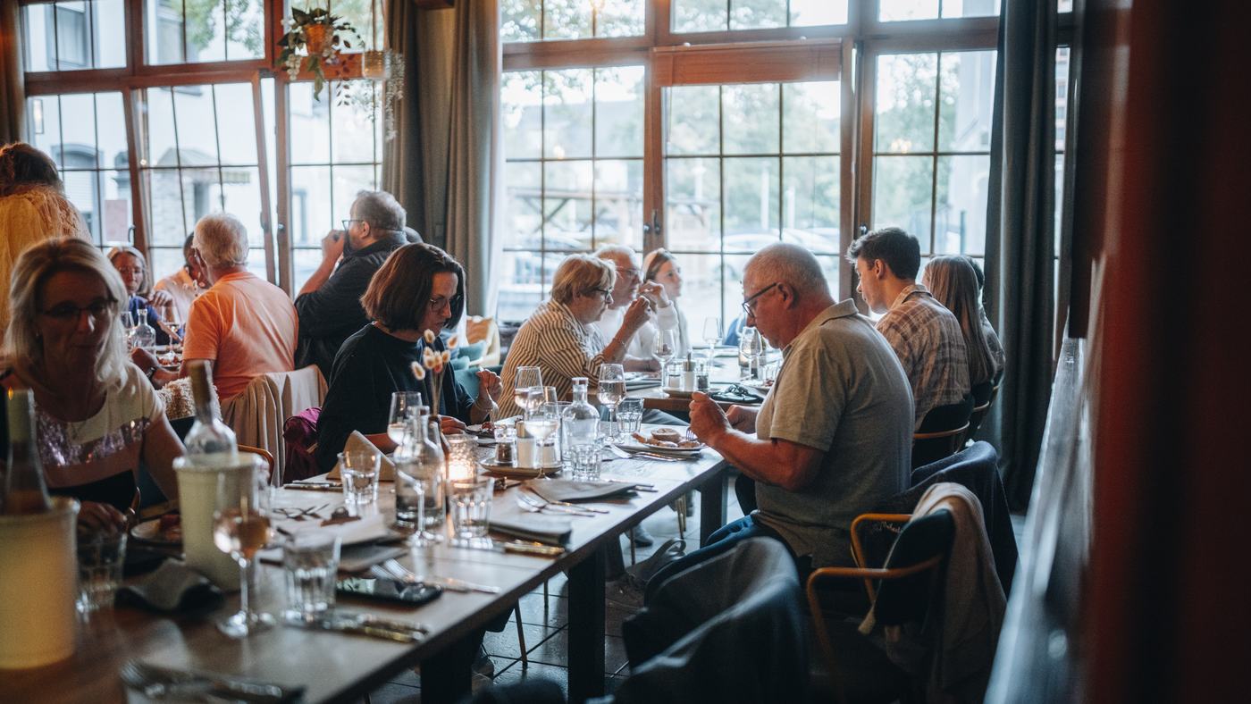 Volle Festtafel bei einer Familienfeier