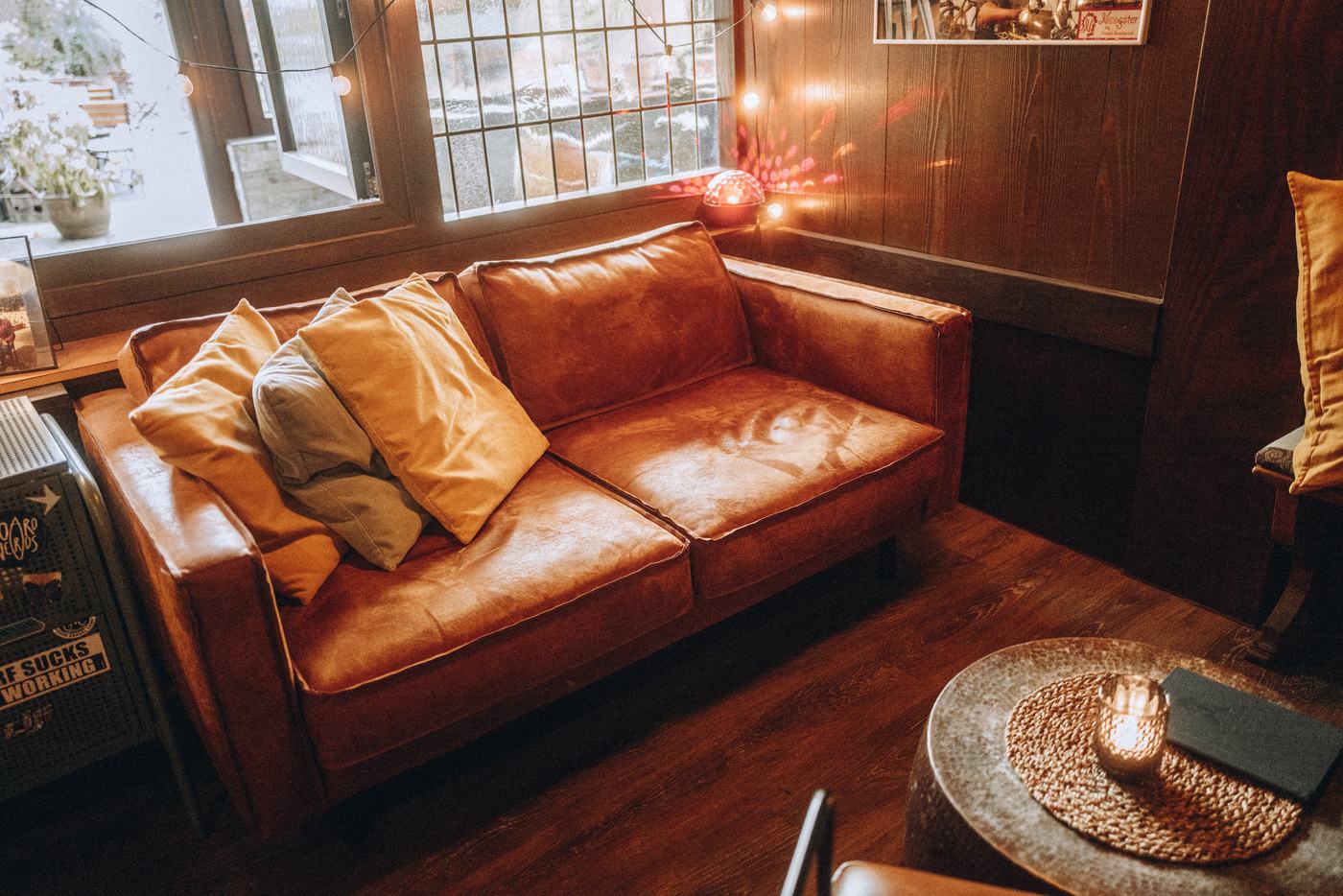 Lounge mit Ledersofas