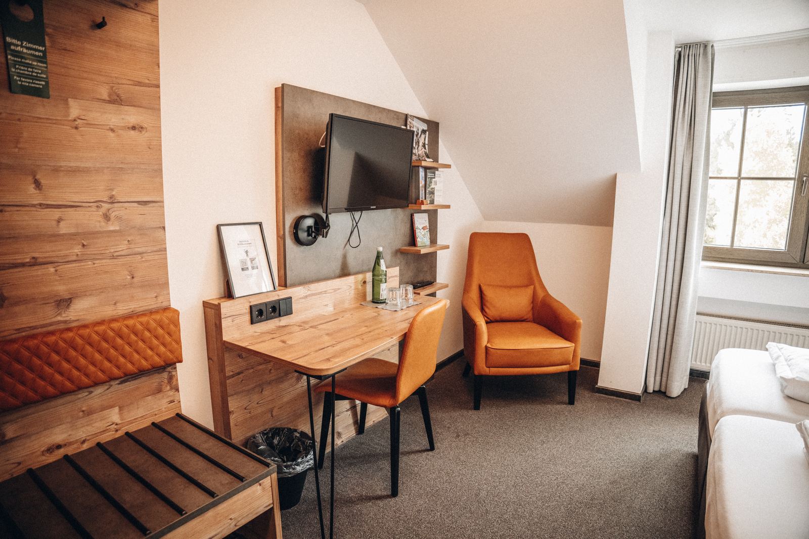 Arbeitstisch und Sessel im Zimmer